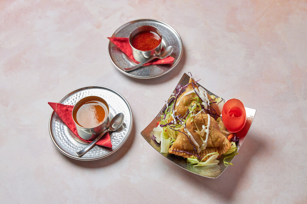 8. Kasvis Samosa (2 kpl) / Vegetable Samosa (2pcs)